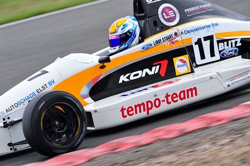 Liroy Stuart vecht zich naar eerste Brits Formule Ford podium